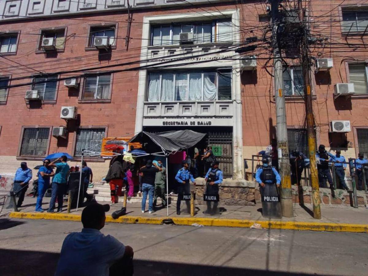 Continúan las protestas en Sesal; se reporta zafarrancho entre colectivos de Libre y personal de salud
