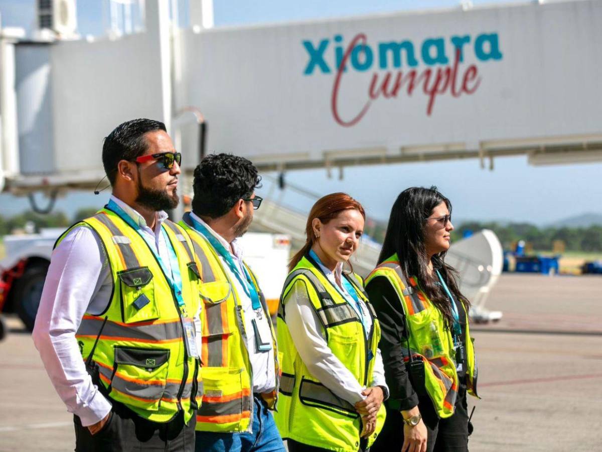 Institución del Estado tiene banderas de Libre y fotos de Rixi Moncada en sus oficinas