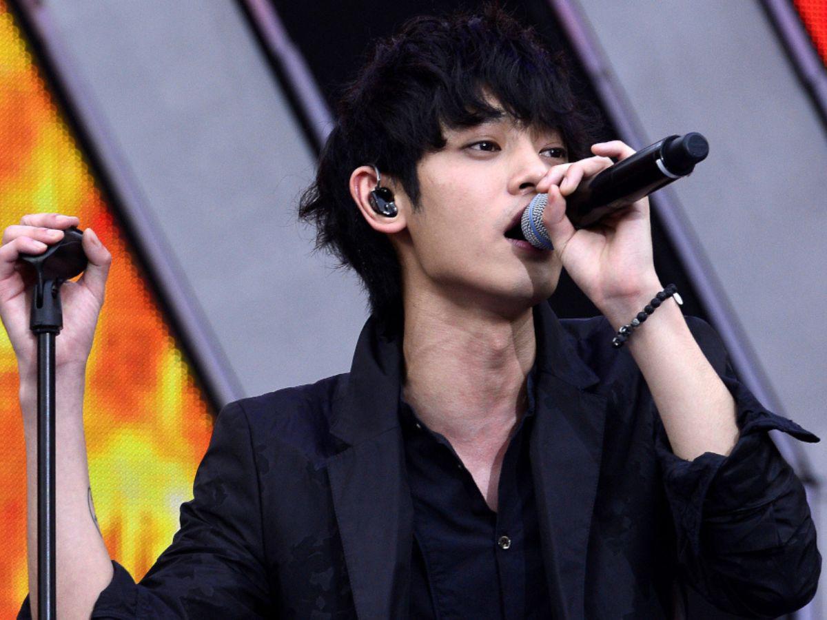 Así lucía el excantante años atrás, cuando no había sido encarcelado.