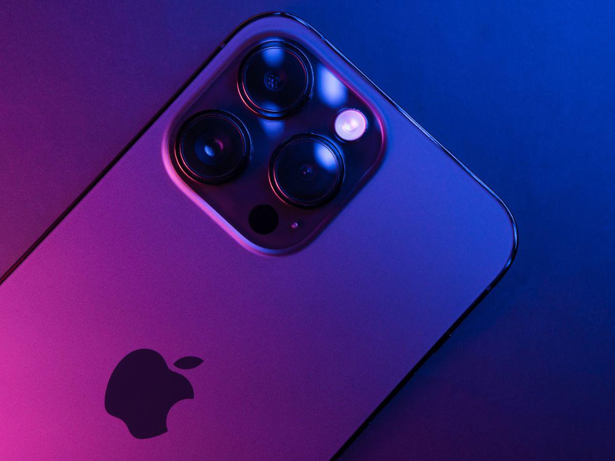 Según un informe de Revengus, el iPhone 15 Ultra contará con una cámara de teleobjetivo con un lente de zoom variable, que es la configuración de cámara que se rumorea que incluye el Galaxy S24 Ultra de Samsung.