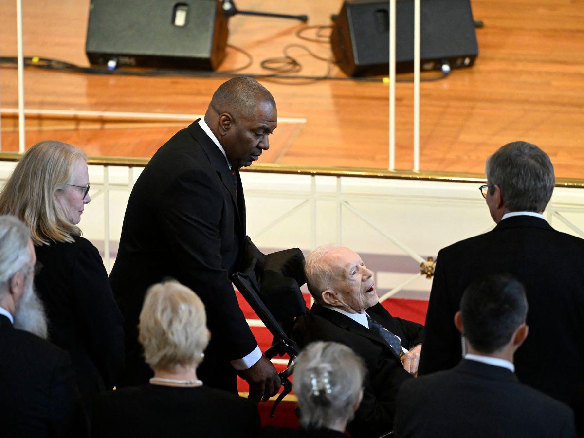 Jimmy Carter, de 99 años, estuvo sentado en primera fila durante el homenaje a su esposa Rosalynn.
