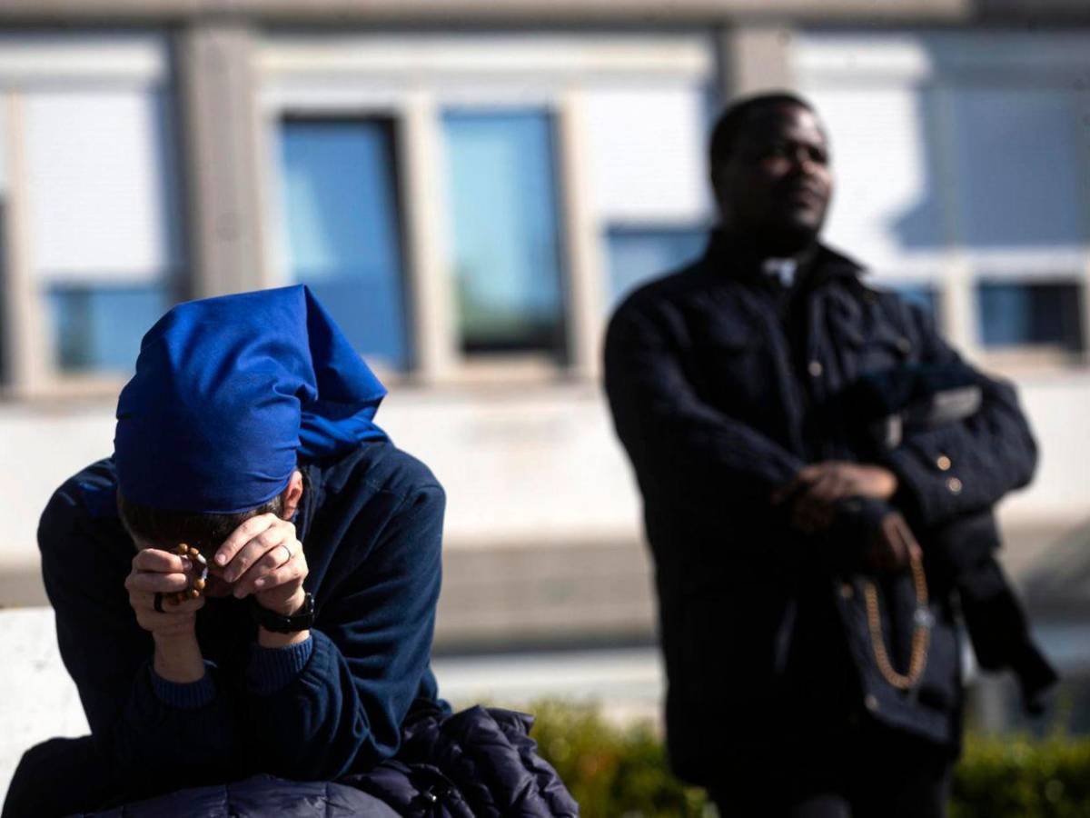 Fieles rezan frente hospital donde está el papa Francisco, que se mantiene estable