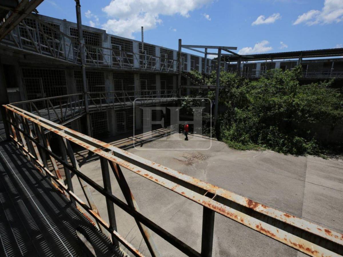 Maleza, techos dañados y módulos inconclusos: el abandono de la cárcel de Naco
