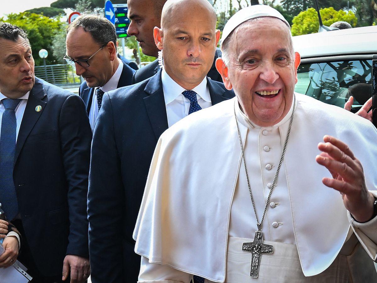 “Aún estoy vivo”: papa Francisco fue dado de alta del hospital