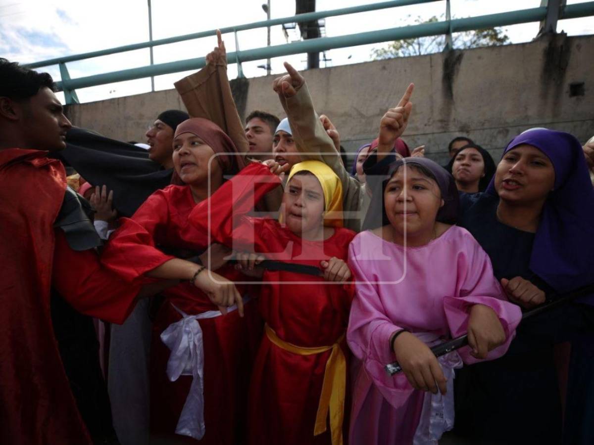 Fue azotado, humillado y obligado a cargar su cruz: feligreses dramatizan el viacrucis