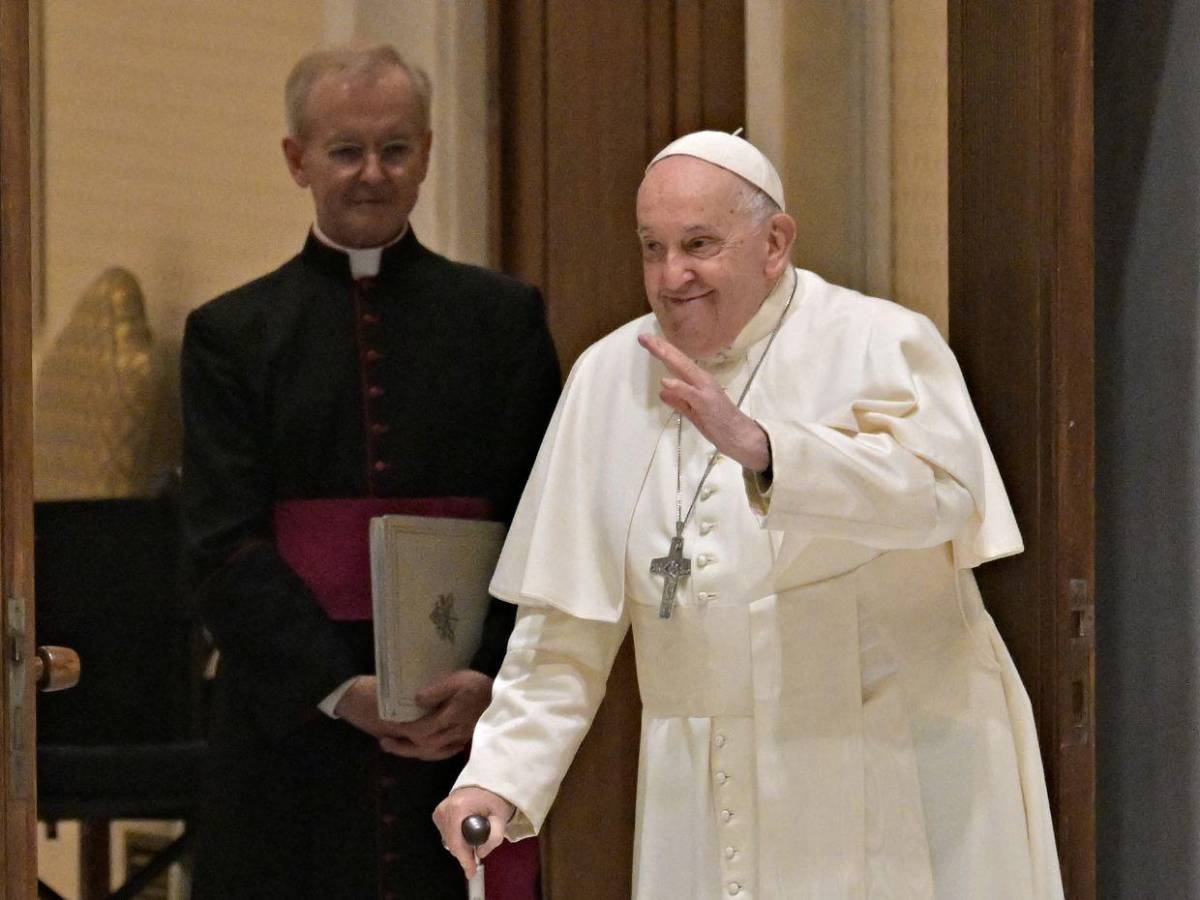 Un pulmón, ciática y neumonía: los problemas de salud del papa Francisco