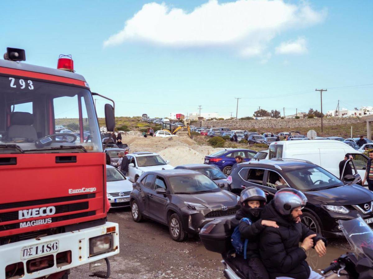 Miles de personas huyen de Santorini por constantes terremotos