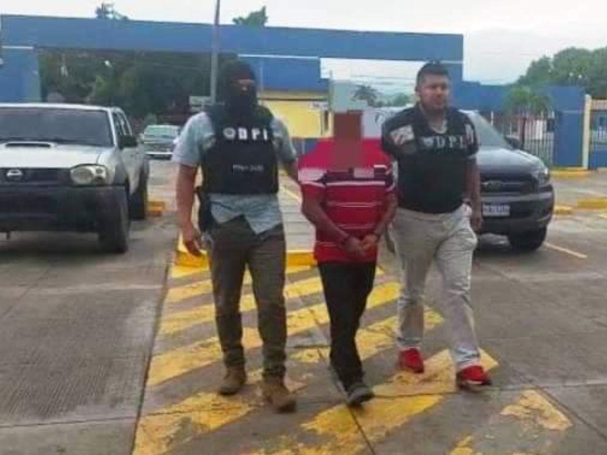 Camisa con manchas de sangre se le halló a sospechoso de masacre en Comayagua