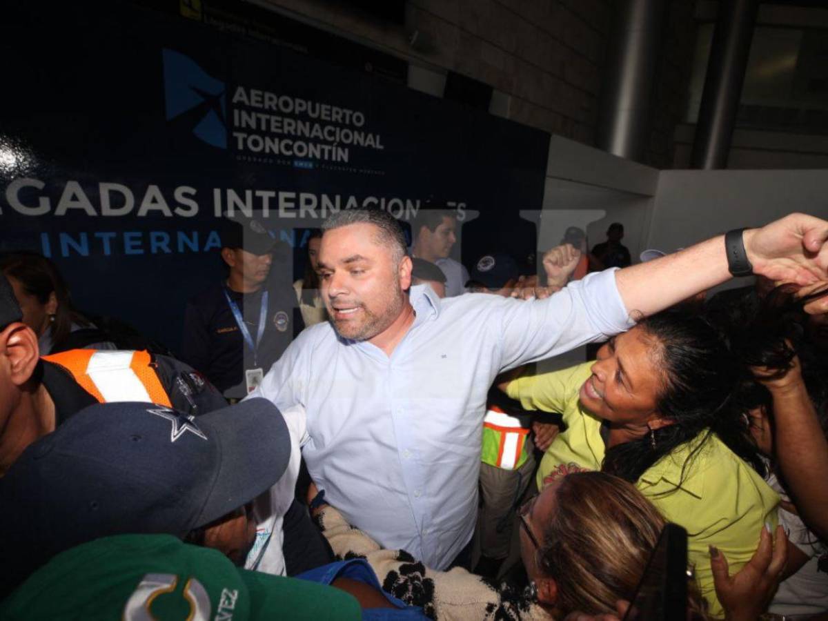 Multitud de nacionalistas recibe a David Chávez tras más de un año prófugo por orden de captura