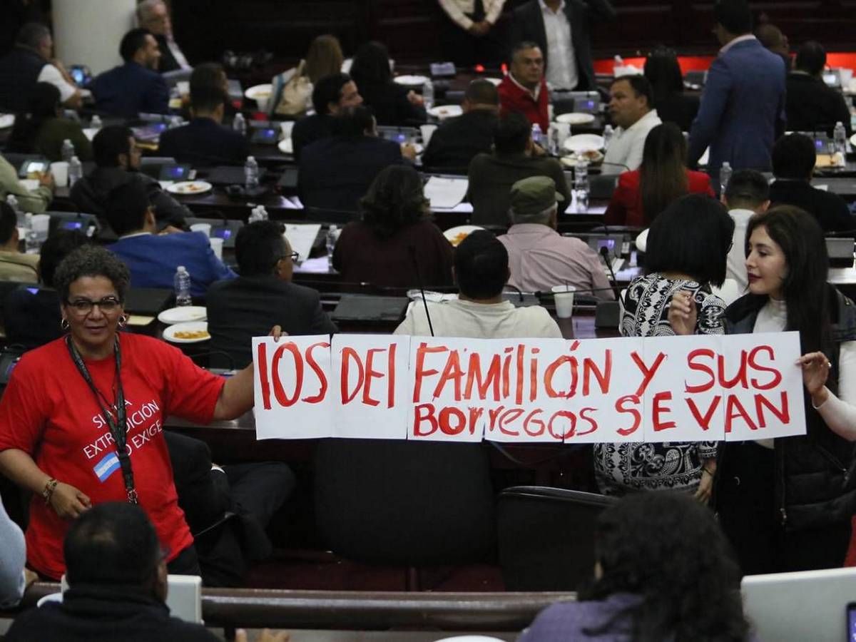 Con mensajes de “Sí a la extradición”, “se van” y citas bíblicas, diputadas protestan en el CN