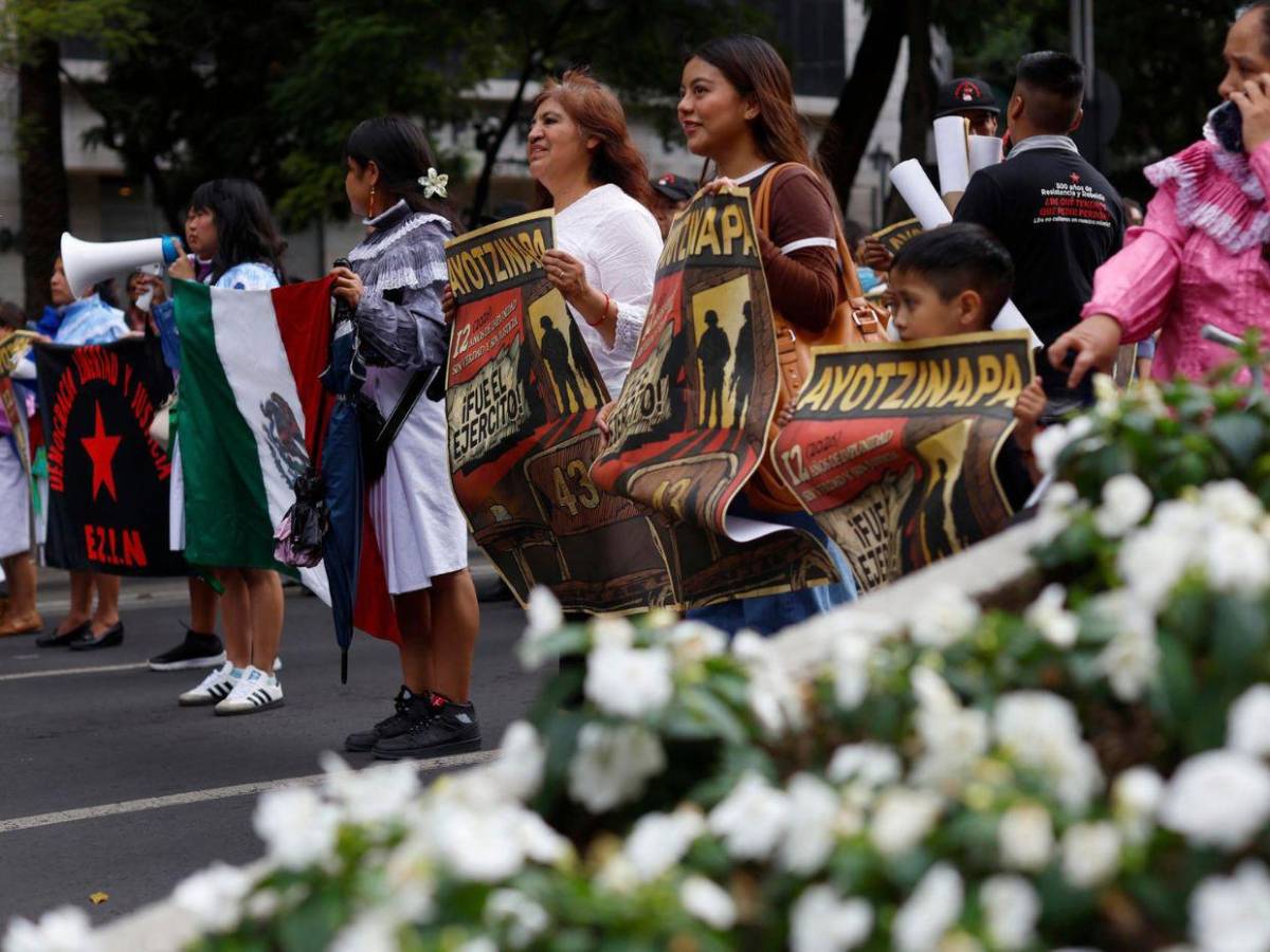 Familias de los 43 de Ayotzinapa marchan en México a 12 años de su desaparición