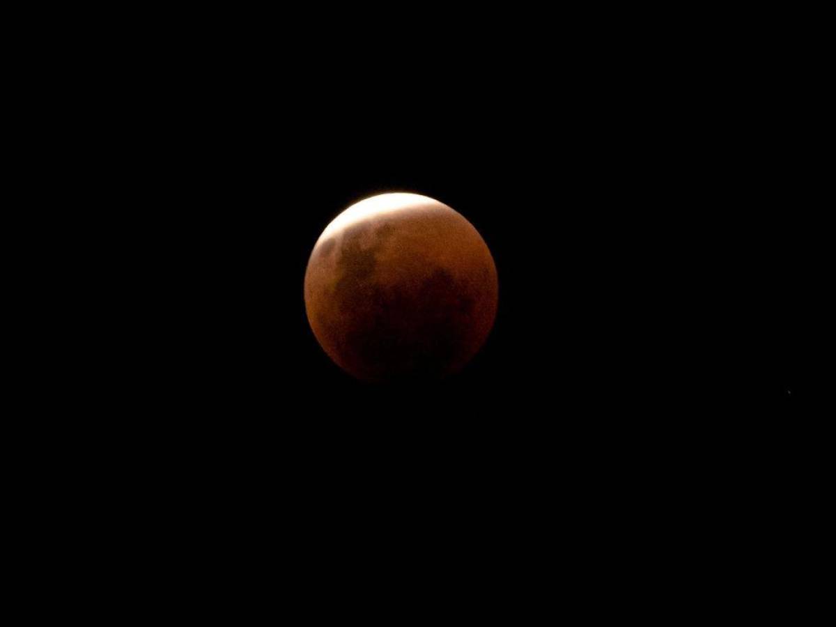 Sudamérica se tiñe del rojo de la Luna eclipsada