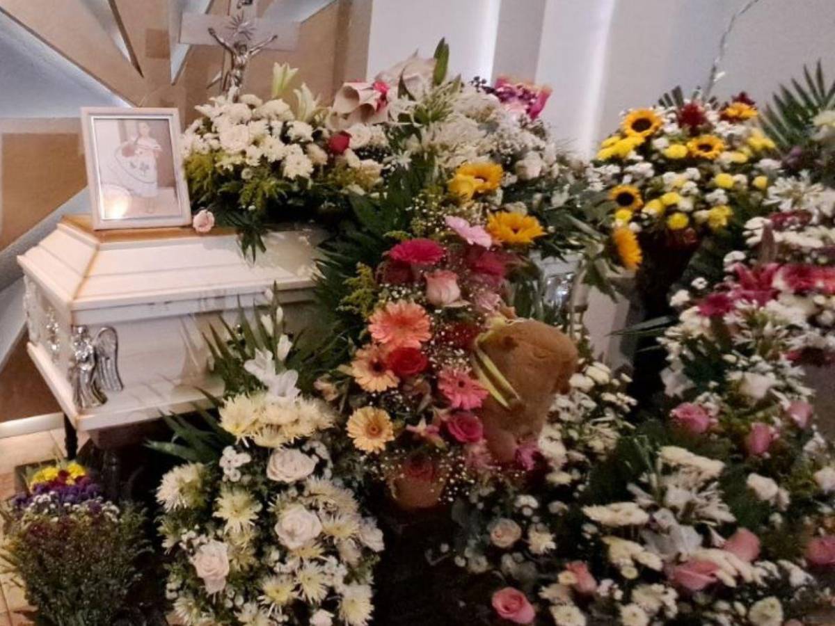 Rodeada de flores y con fotos: velan a Leyreth Aguilar, víctima del accidente en Villa Nueva