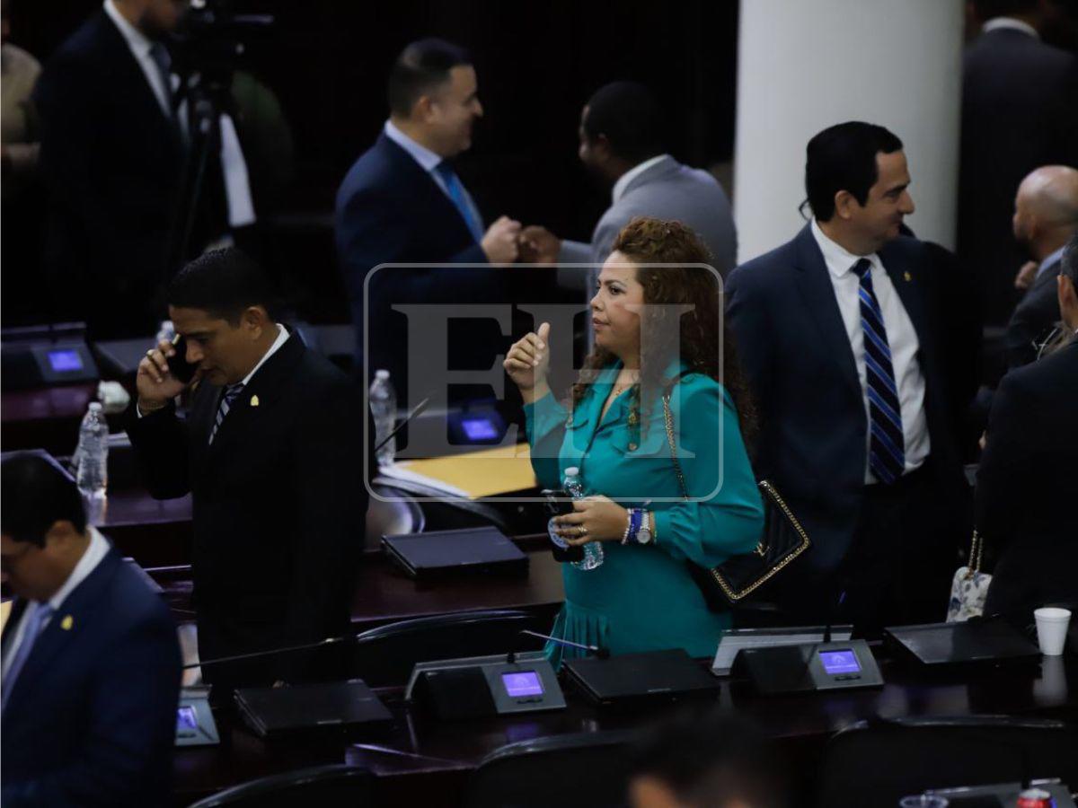 Fotos, saludos y rostros nuevos: ambiente previo a la elección de la Junta Directiva provisional