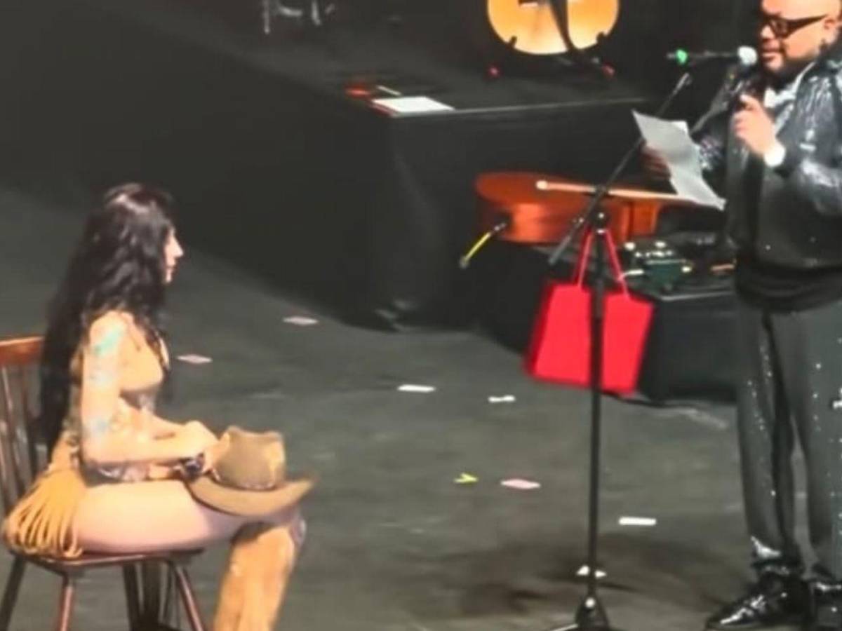 A.B. Quintanilla compara a Cazzu con Selena Quintanilla y la corona en concierto en EE UU