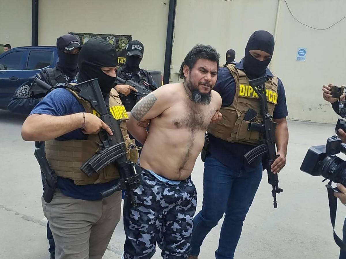 'Rifando' al ser capturado: El Rayo Santana, máximo líder de la Pandilla 18 en la capital 'Rifando' al ser capturado: El Rayo Santana, máximo líder de la Pandilla 18 en la capital