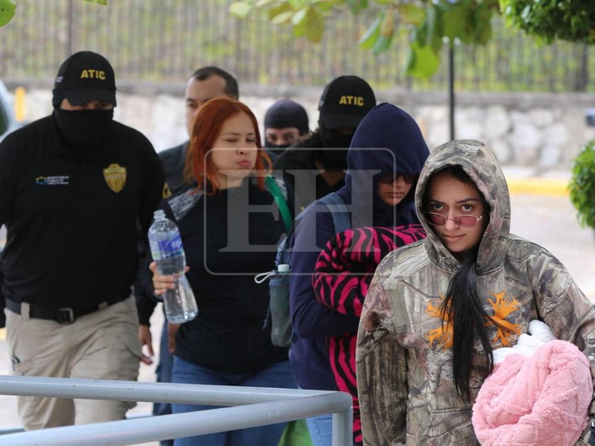 Con cobijas y bien abrigados: llegan detenidos a su audiencia por caso Sedesol