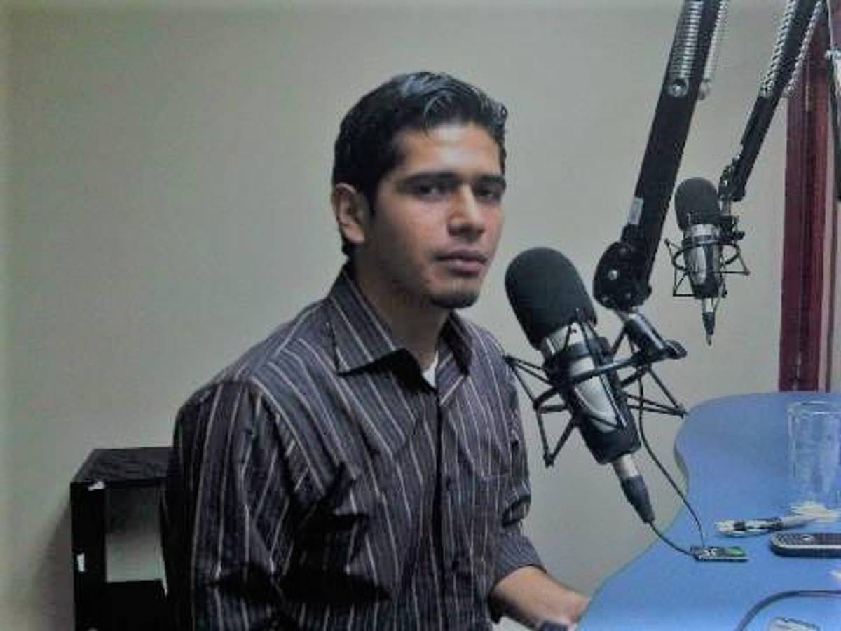 Carlos Castellanos en sus inicios en la radio.