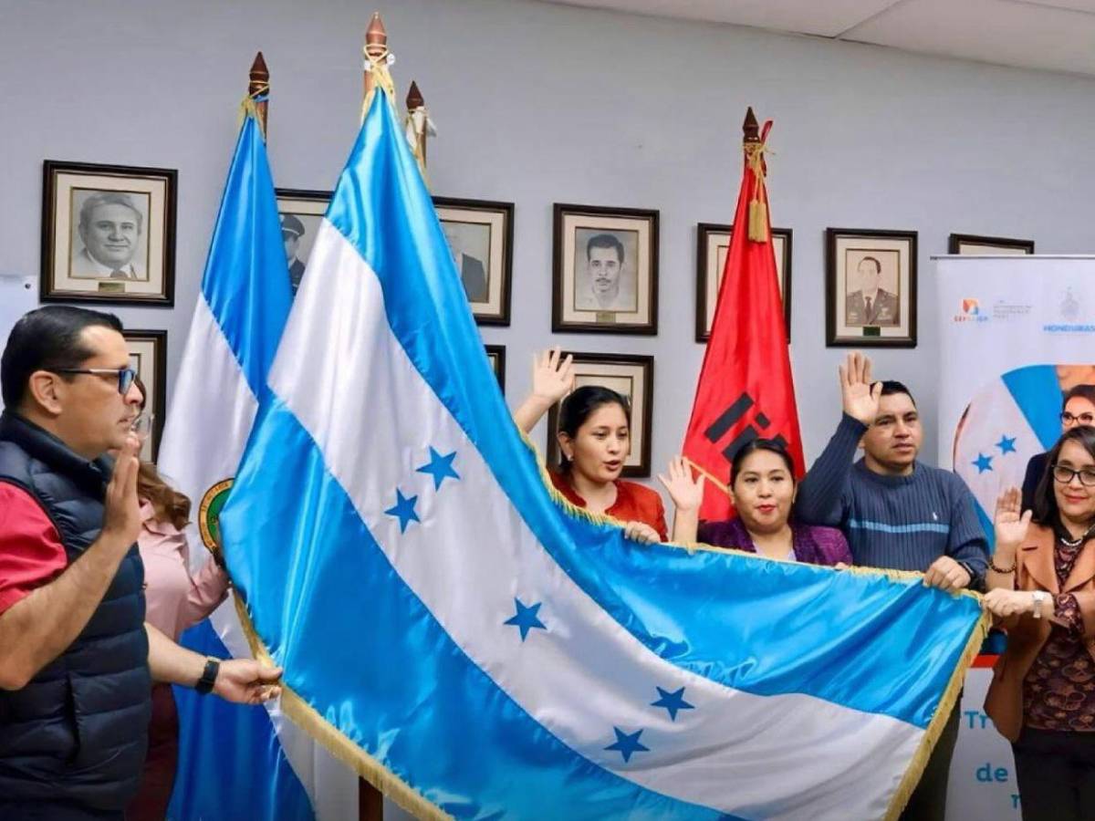 Institución del Estado tiene banderas de Libre y fotos de Rixi Moncada en sus oficinas