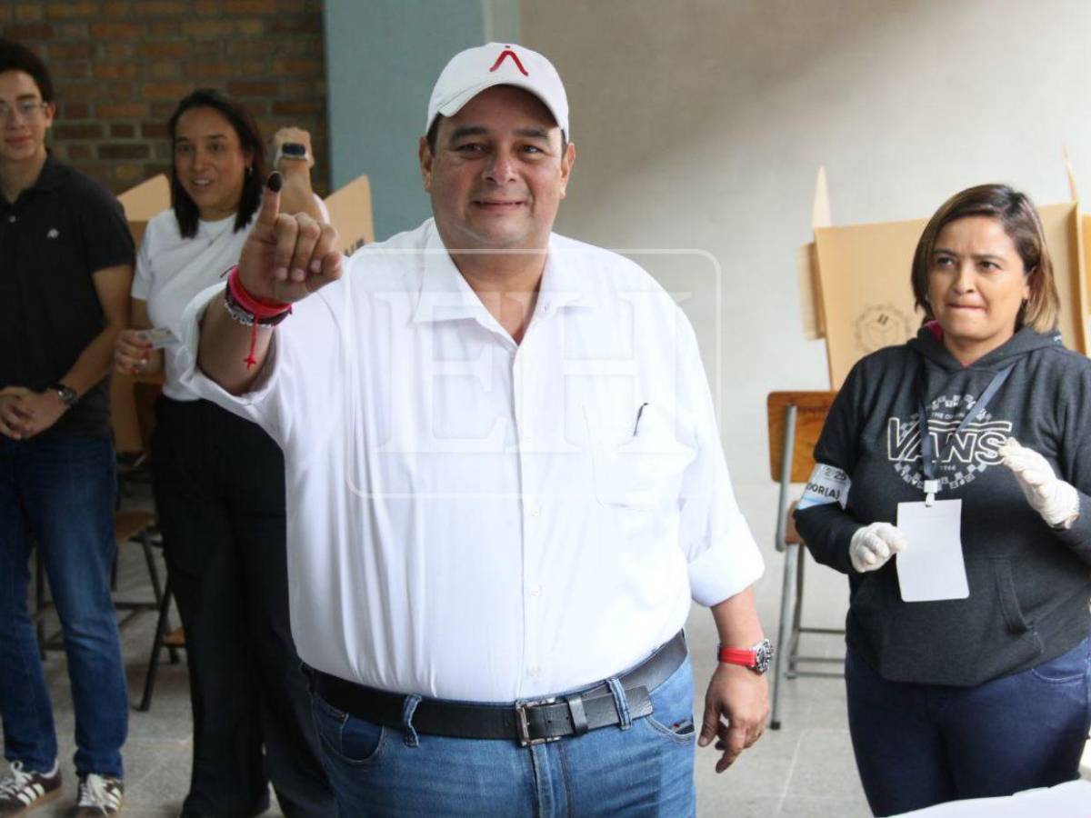 Jorge Aldana ejerce el sufragio y destaca normalidad en las urnas en el Distrito Central