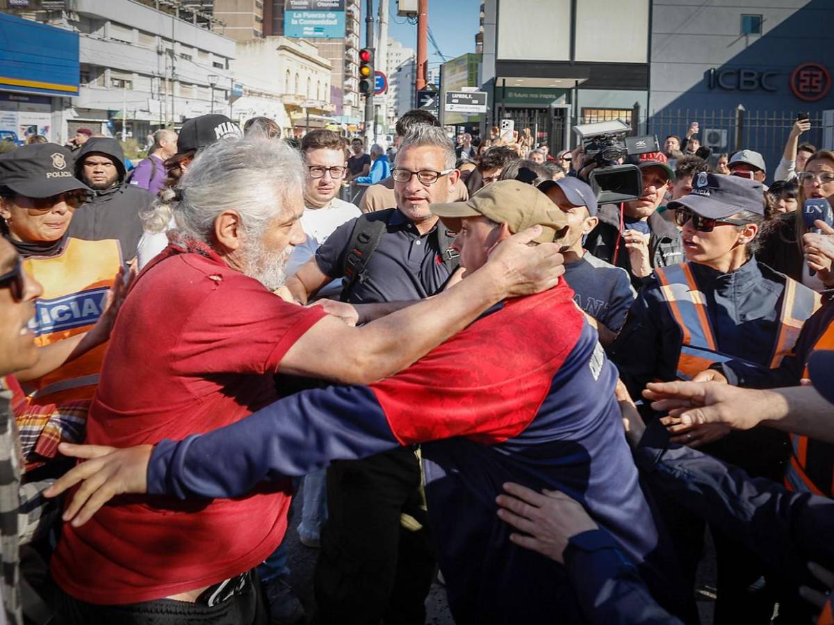 Milei tras agresión en mitin: Fue emocionante enfrentar la lluvia de piedras
