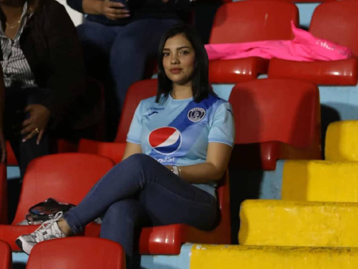 Esposa de directivo y chica misteriosa sorprenden: Linduras en el Motagua vs Alajuelense