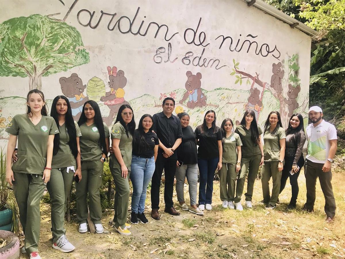 <i>Participantes del programa de pasantías de Psicología de UTH adquiriendo experiencia en un entorno real.</i>