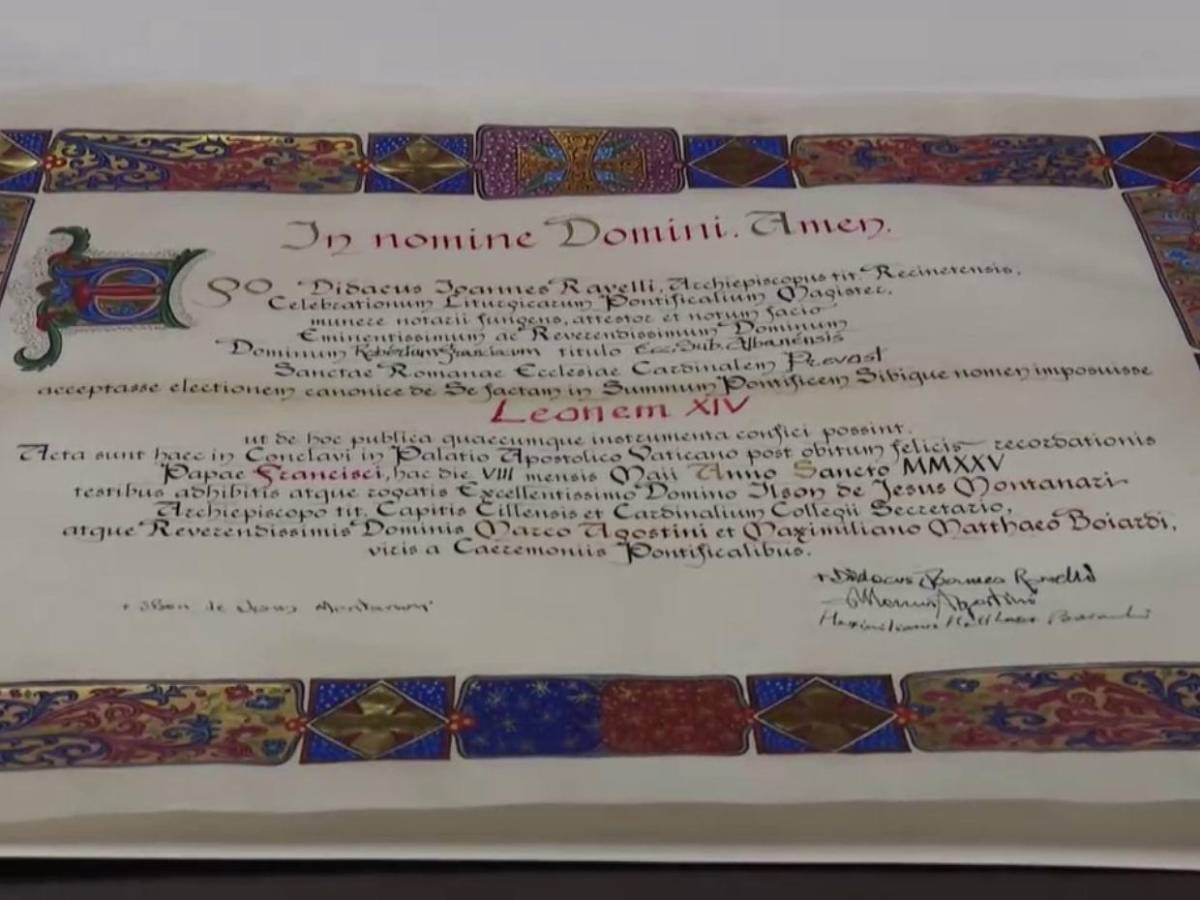 Retrato, firma y escudo: el Vaticano publica los nuevos símbolos de León XIV