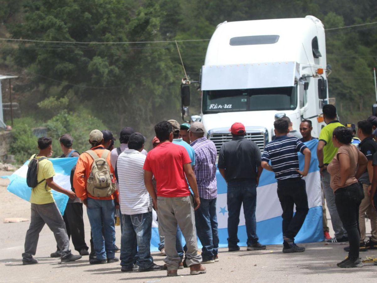 Pobladores bloquean carretera a oriente por lento avance en pavimentación