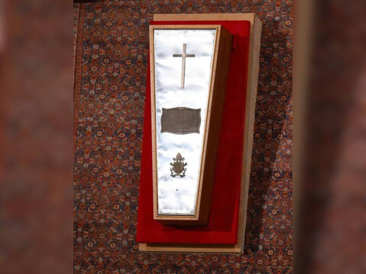 El ataúd humilde del papa Francisco: rompió la tradición de los tres féretros El ataúd humilde del papa Francisco: rompió la tradición de los tres féretros