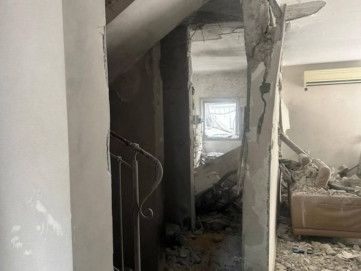 Destrozos y dos muertos en Tel Aviv tras última andanada de misiles de Irán