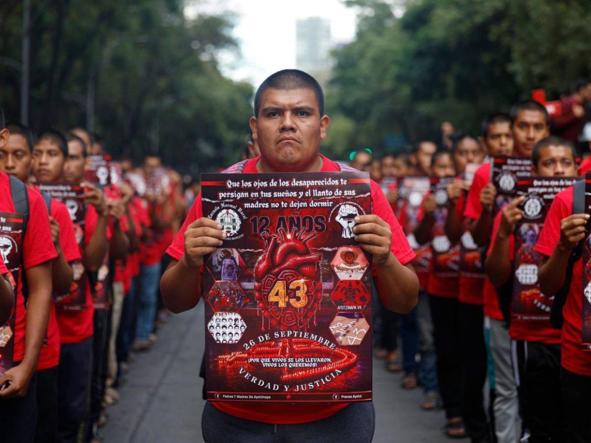Familias de los 43 de Ayotzinapa marchan en México a 12 años de su desaparición