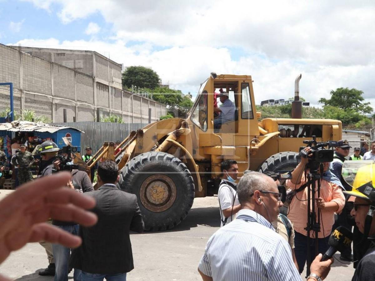 Grúas, tractores y helicóptero: el amplio despliegue de equipo pesado empleado tras derrumbe en la capital