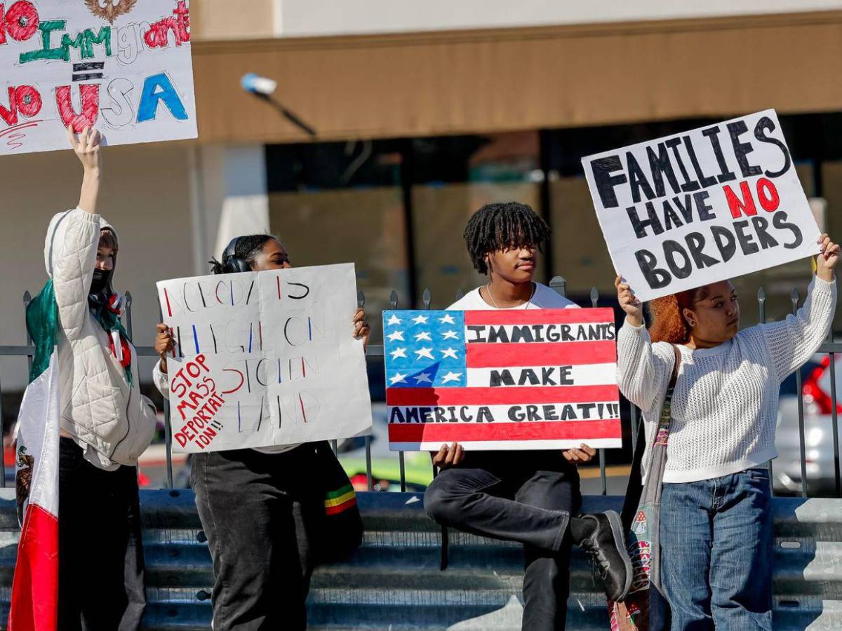 Miles de migrantes protestan contra redadas y deportaciones de Donald Trump
