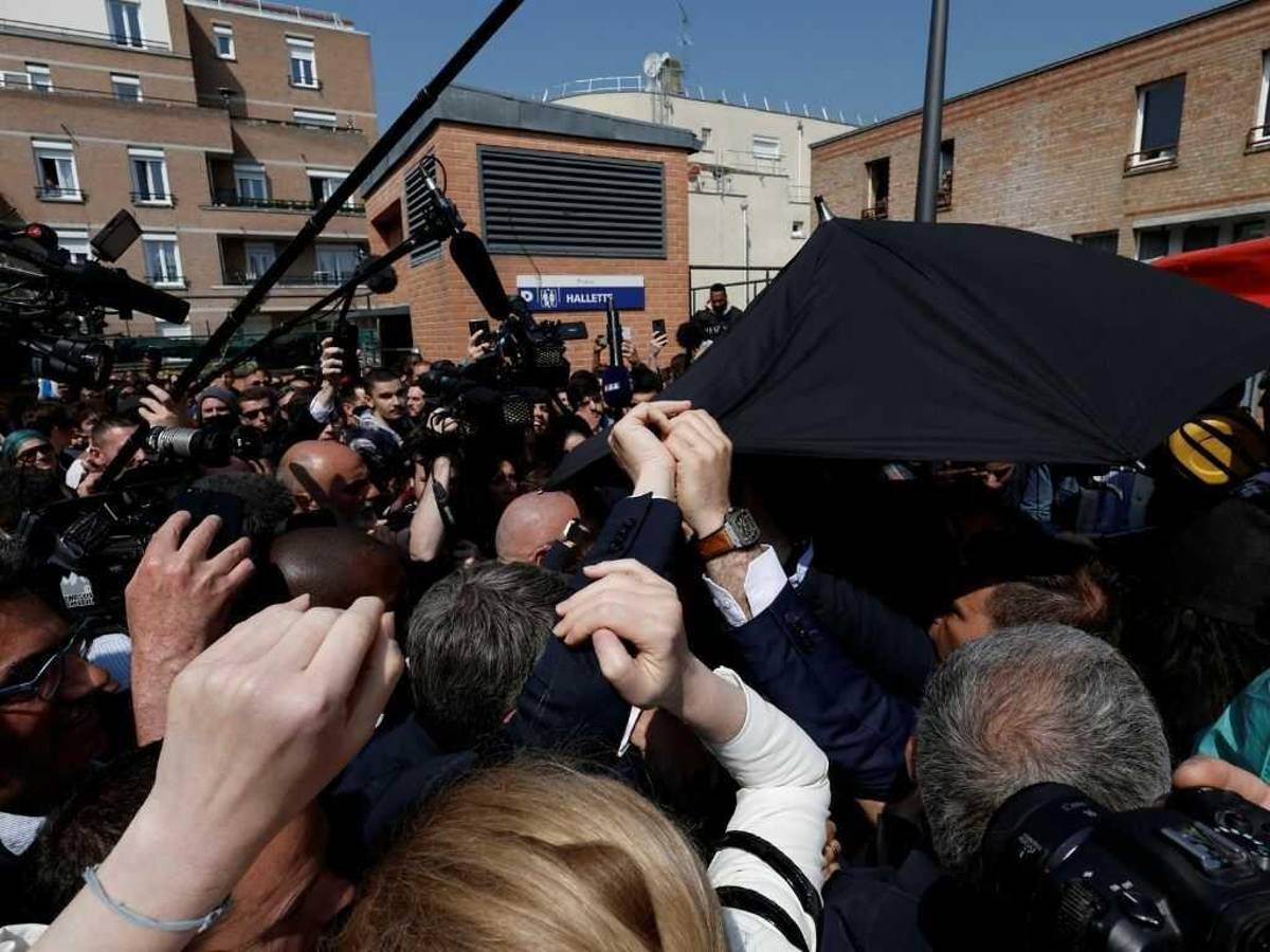 Lanzan tomates contra Emmanuel Macron cerca de París