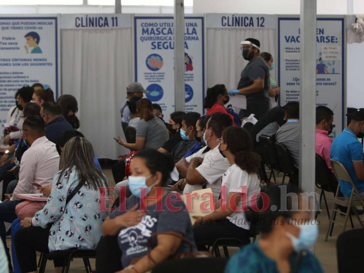 Centenares de hondureños saturan los centros de triaje por coronavirus
