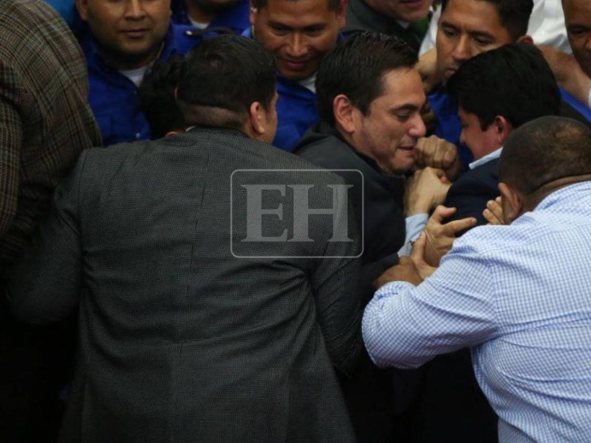 Zafarrancho en el CN: diputados se van a los empujones por destitución de Johel Zelaya