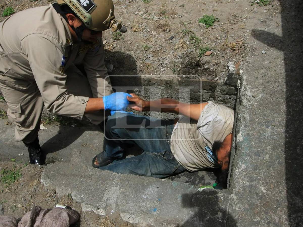Ni herido ni atrapado: hombre se negaba a salir de cuneta donde vive hace 20 días