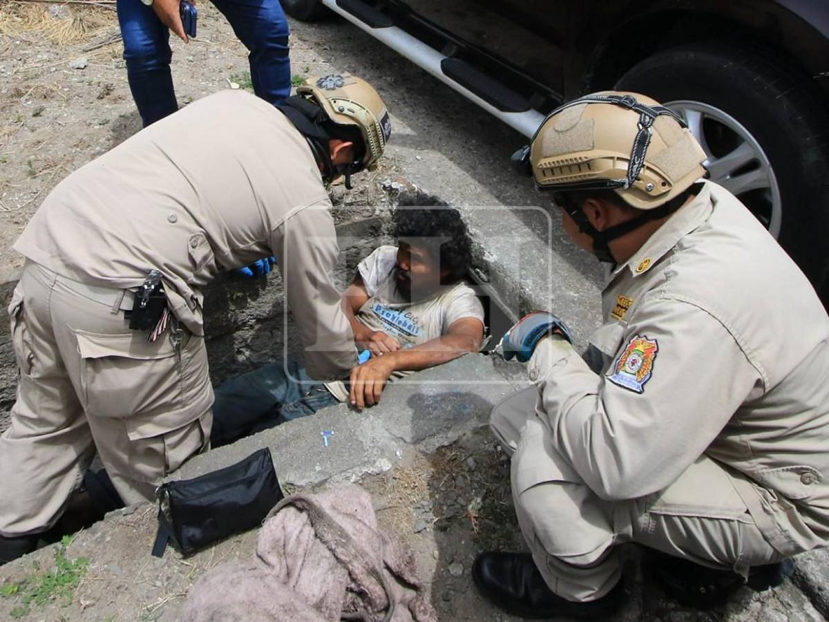 Ni herido ni atrapado: hombre se negaba a salir de cuneta donde vive hace 20 días
