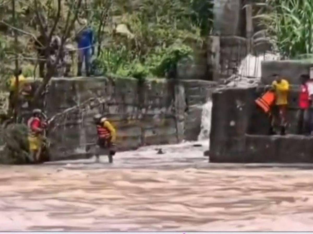 Intentó cruzar una quebrada con su mototaxi y fue arrastrado por la corriente hasta otro país