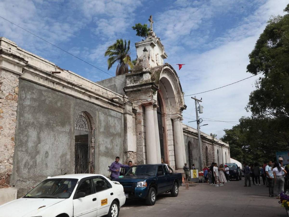 Flores y recuerdos: capitalinos coronan a sus difuntos en el Cementerio General