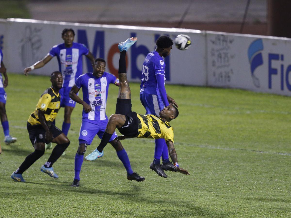 Carlos Small casi nos regala esta joya de gol, pero se encontró con un mejor Esaú Flores.