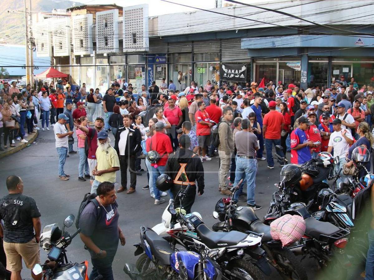 Colectivos de Libre presentes en bajos del Congreso Nacional tras convocatoria de Redondo