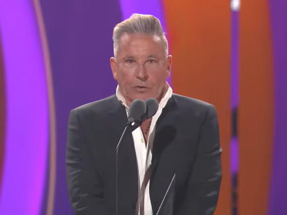 Ricardo Montaner dando emotivas palabras.