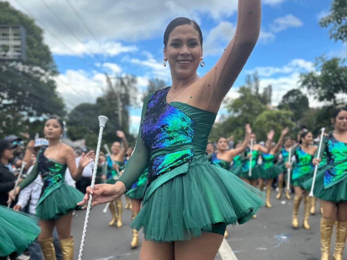 Inspirado en el colibrí esmeralda: palillonas del emblemático ICVC en los desfiles 2025