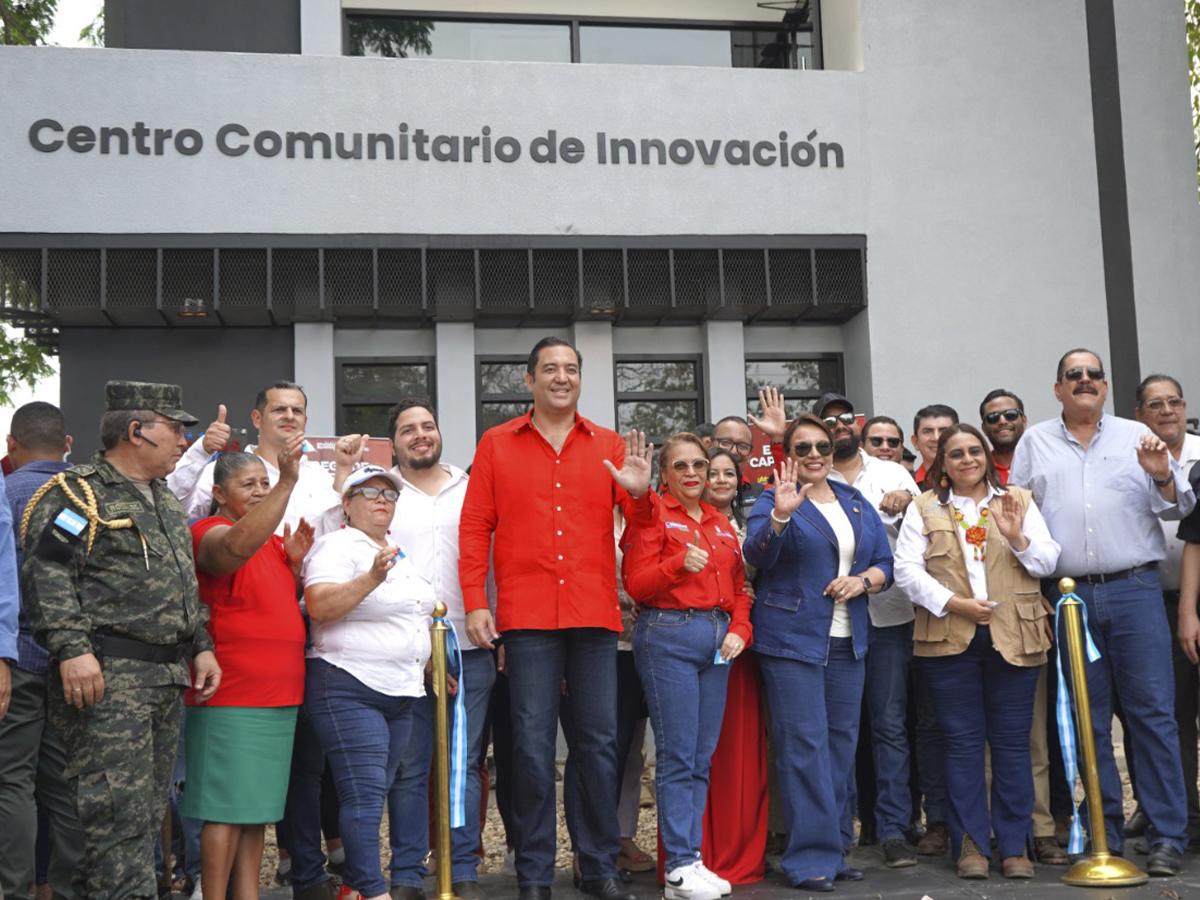 <i>Participantes en el evento de inauguración del Centro Comunitario de Innovación Xiomara Castro.</i>