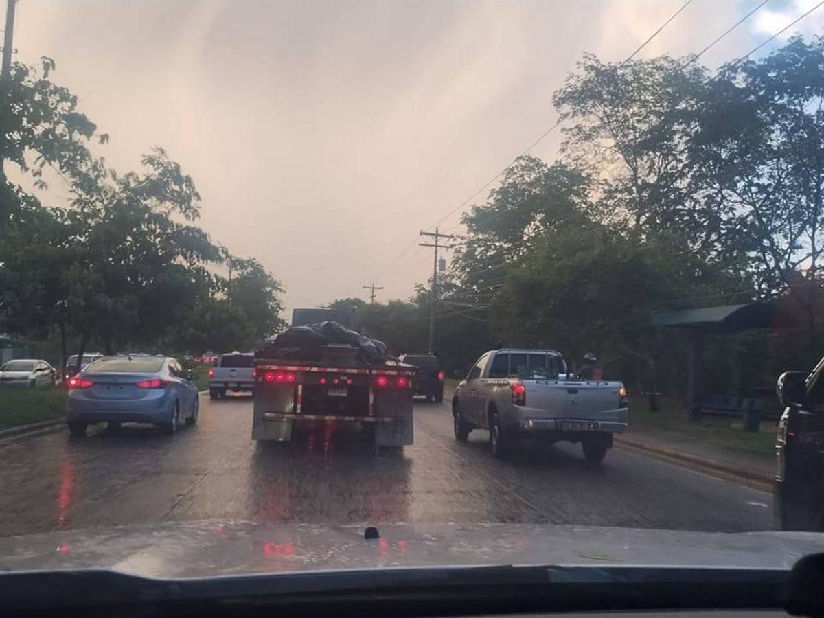 Media hora de lluvia colapsa calles y provoca caos vial en San Pedro Sula