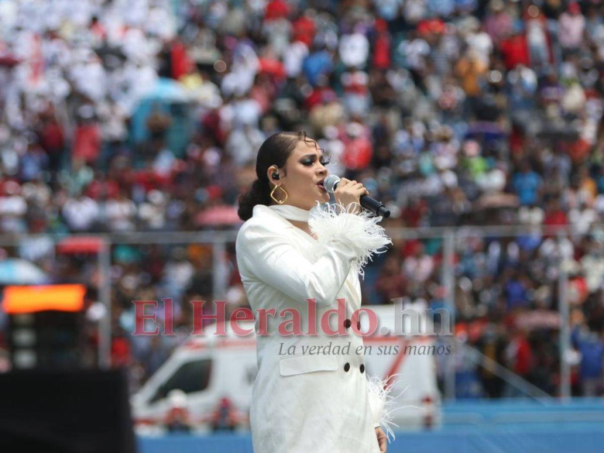 Así fue como Cesia cantó el Himno Nacional de Honduras en el Estadio Nacional José de la Paz Herrera, mejor conocido como “Chelato Uclés”.