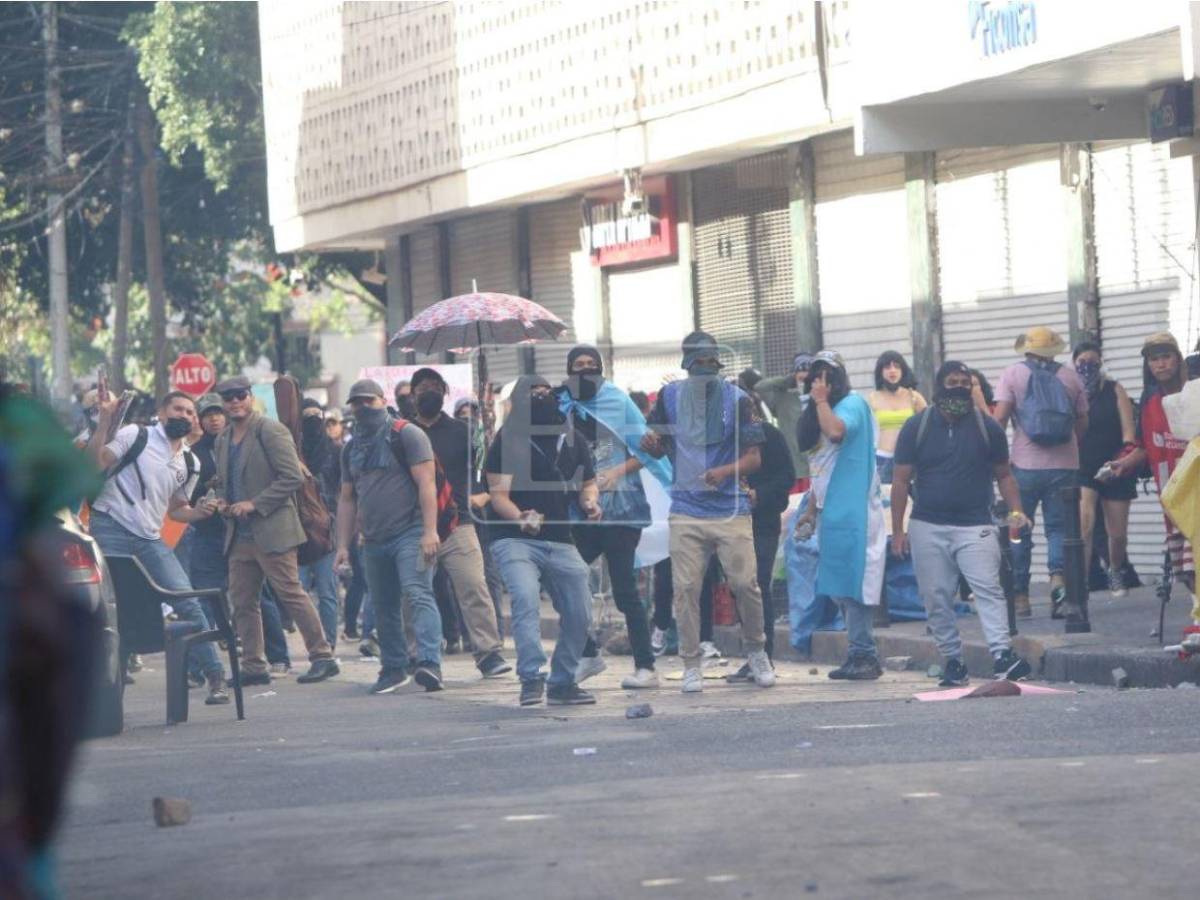 Gas lacrimógeno y piedras: distubios frente al CN tras protesta de estudiantes de la UNAH