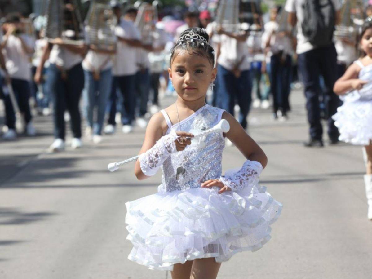 Portando los colores patrios, niños de preescolar rinden homenaje a Honduras